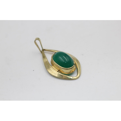 105 - An 8ct gold chrysoprase modernist pendant - approx. gross weight 2.2 grams