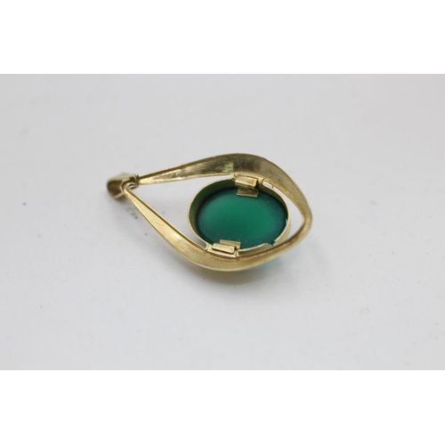 105 - An 8ct gold chrysoprase modernist pendant - approx. gross weight 2.2 grams