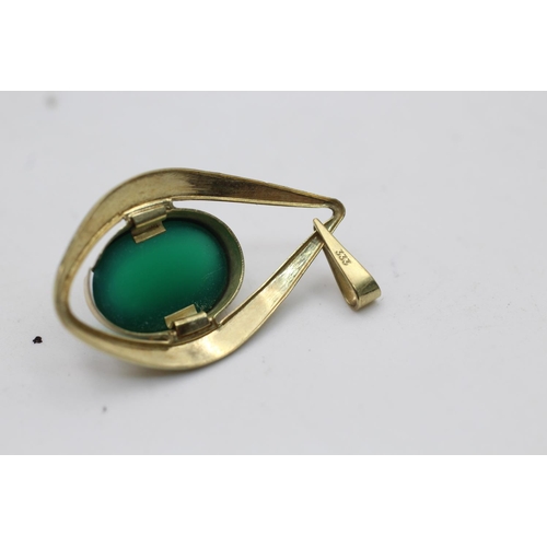 105 - An 8ct gold chrysoprase modernist pendant - approx. gross weight 2.2 grams