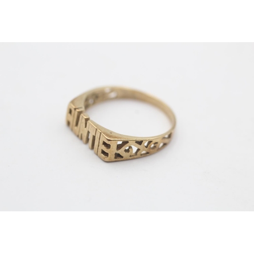 106 - A 9ct gold 'Auntie' ring, size M½ - approx. gross weight 1.8 grams