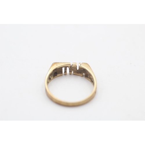 106 - A 9ct gold 'Auntie' ring, size M½ - approx. gross weight 1.8 grams