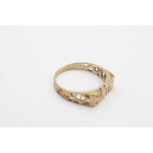 106 - A 9ct gold 'Auntie' ring, size M½ - approx. gross weight 1.8 grams