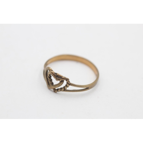 20 - A 9ct gold double heart ring, size N½ - approx. gross weight 1.1 grams