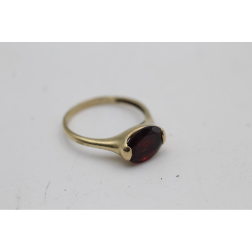 21 - Two 9ct gold solitaire cocktail rings, one garnet size Q and one paste size L½ - approx. gross weigh... 