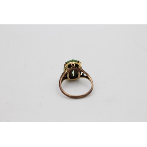 21 - Two 9ct gold solitaire cocktail rings, one garnet size Q and one paste size L½ - approx. gross weigh... 