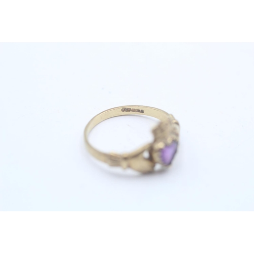 23 - A 9ct gold amethyst claddagh ring, size L - approx. gross weight 1.8 grams