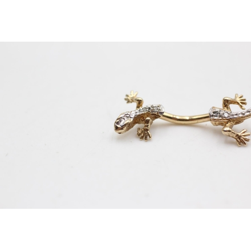 28 - A 9ct gold diamond reptile belly bar - approx. gross weight 1.7 grams