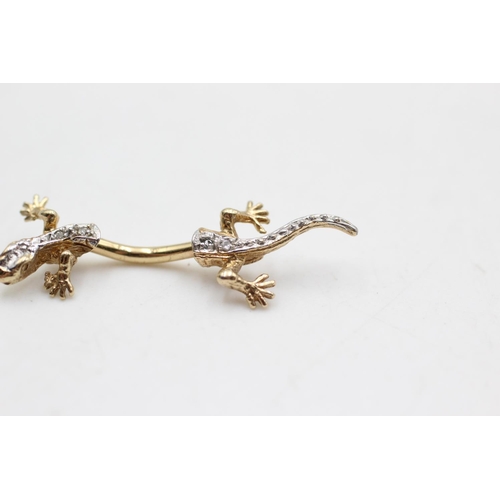 28 - A 9ct gold diamond reptile belly bar - approx. gross weight 1.7 grams