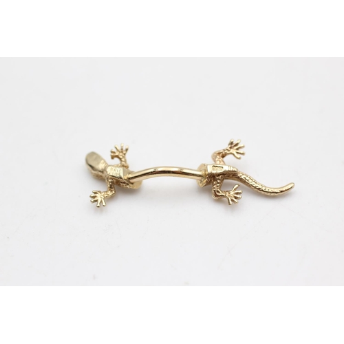 28 - A 9ct gold diamond reptile belly bar - approx. gross weight 1.7 grams