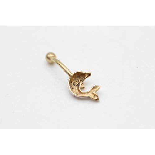 29 - A 9ct two tone gold diamond dolphin belly bar - approx. gross weight 1.4 grams