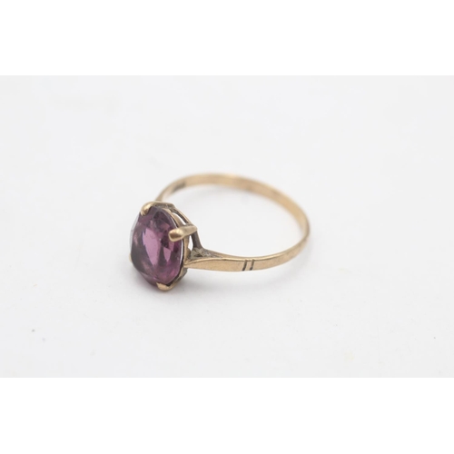 30 - A 9ct gold purple paste solitaire ring, size O½ - approx. gross weight 1.7 grams