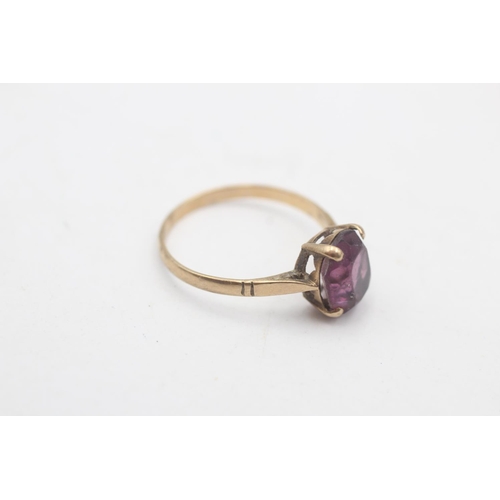 30 - A 9ct gold purple paste solitaire ring, size O½ - approx. gross weight 1.7 grams