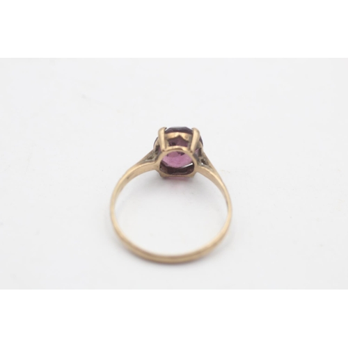 30 - A 9ct gold purple paste solitaire ring, size O½ - approx. gross weight 1.7 grams