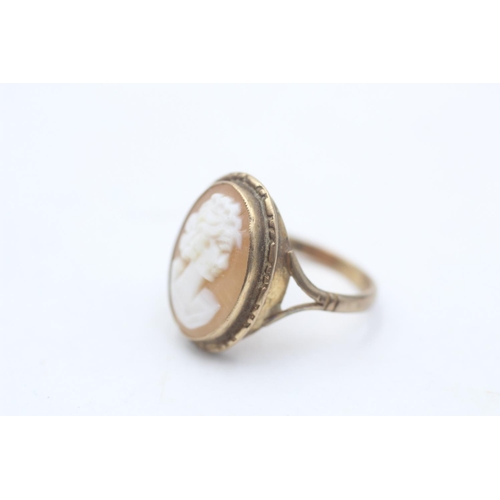 44 - A hallmarked Birmingham 9ct gold shell cameo ring, size L - approx. gross weight 2.8 grams