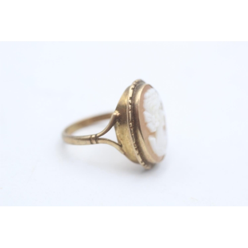 44 - A hallmarked Birmingham 9ct gold shell cameo ring, size L - approx. gross weight 2.8 grams