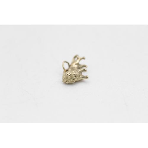 46 - A 9ct gold lion pendant - approx. gross weight 3 grams