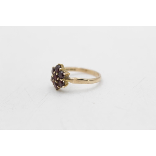 47 - A 9ct gold garnet cluster ring, size O½ - approx. gross weight 2.8 grams