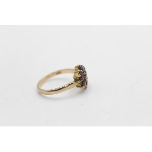 47 - A 9ct gold garnet cluster ring, size O½ - approx. gross weight 2.8 grams