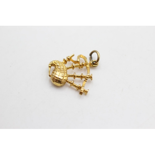 50 - A 9ct gold Scottish bagpipes pendant - approx. gross weight 1.9 grams