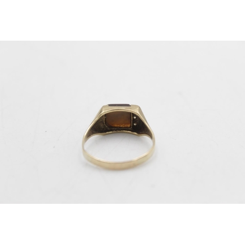 68 - A 9ct gold tigers eye and diamond signet ring, size U½ - approx. gross weight 2.9 grams