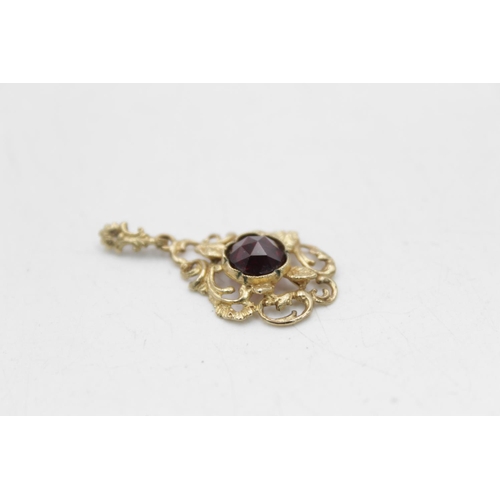 7 - An antique 9ct gold garnet detail pendant - approx. gross weight 2.6 grams