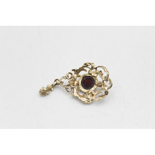 7 - An antique 9ct gold garnet detail pendant - approx. gross weight 2.6 grams