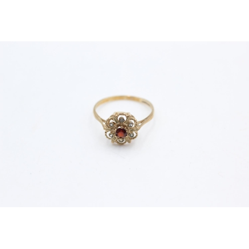 71 - A 9ct gold garnet and rock quartz floral cluster ring, size O½ - approx. gross weight 1.5 grams