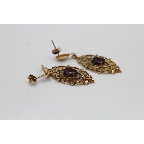 72 - A pair of 9ct gold ornate garnet earrings - approx. gross weight 3 grams