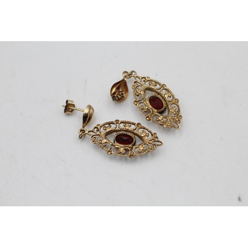 72 - A pair of 9ct gold ornate garnet earrings - approx. gross weight 3 grams