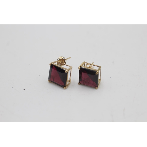 81 - A pair of 9ct gold garnet stud earrings - approx. gross weight 2.9 grams