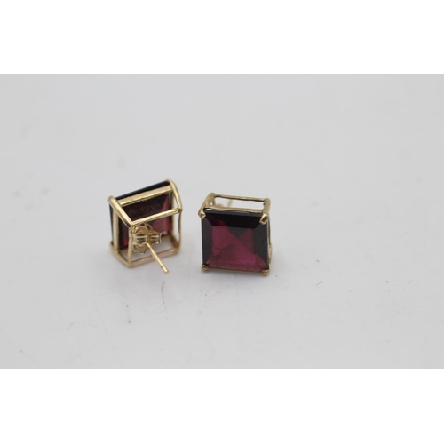 81 - A pair of 9ct gold garnet stud earrings - approx. gross weight 2.9 grams