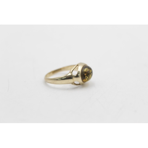 82 - A hallmarked Polish 14ct gold amber dress ring, size Q - approx. gross weight 3.3 grams