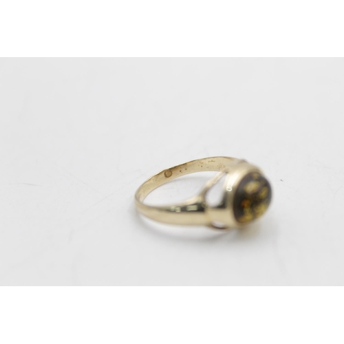 82 - A hallmarked Polish 14ct gold amber dress ring, size Q - approx. gross weight 3.3 grams