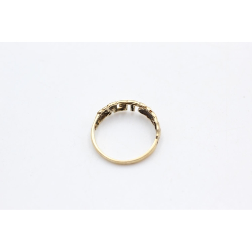 83 - A hallmarked Sheffield 9ct gold 'Sister' ring, size P - approx. gross weight 1.7 grams