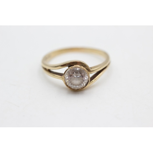 89 - A 9ct gold clear gemstone solitaire ring, size S  - approx. gross weight 3.5 grams