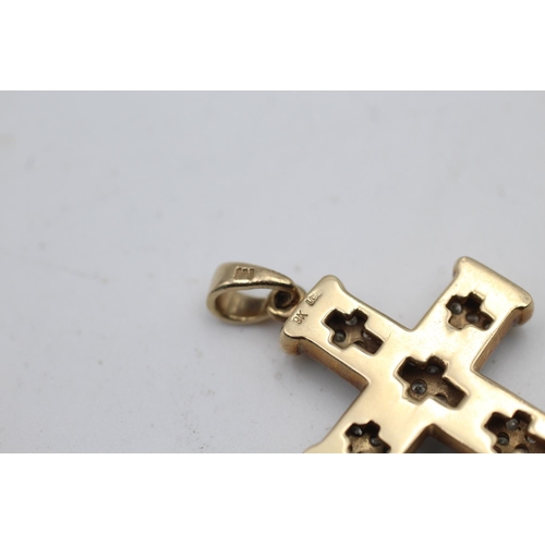 91 - A 9ct gold diamond cross pendant - approx. gross weight 7.5 grams