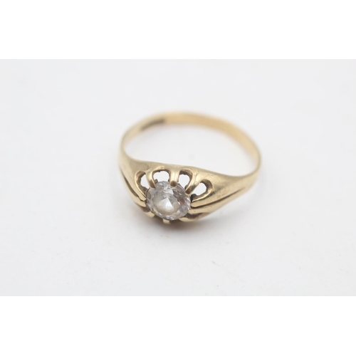 99 - A 9ct gold clear gemstone solitaire ring, size S - approx. gross weight 2.1 grams