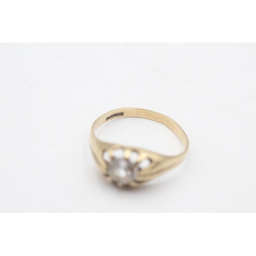 99 - A 9ct gold clear gemstone solitaire ring, size S - approx. gross weight 2.1 grams