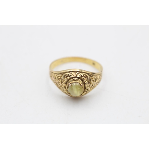 67 - A 9ct gold cat's eye chrysoberyl solitaire ornate dress ring, size S½ - approx. gross weight 2.7 gra... 