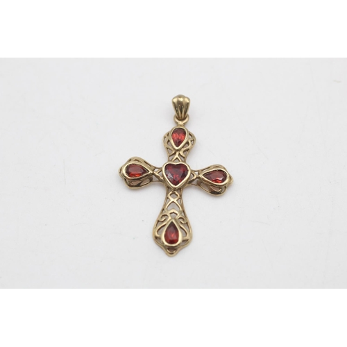 70 - A 9ct gold garnet openwork cross pendant - approx. gross weight 2.2 grams