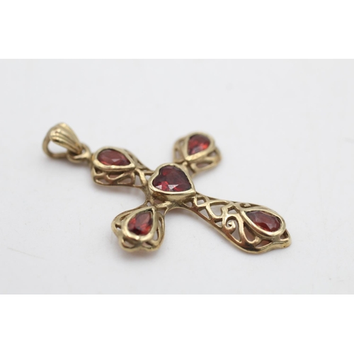 70 - A 9ct gold garnet openwork cross pendant - approx. gross weight 2.2 grams