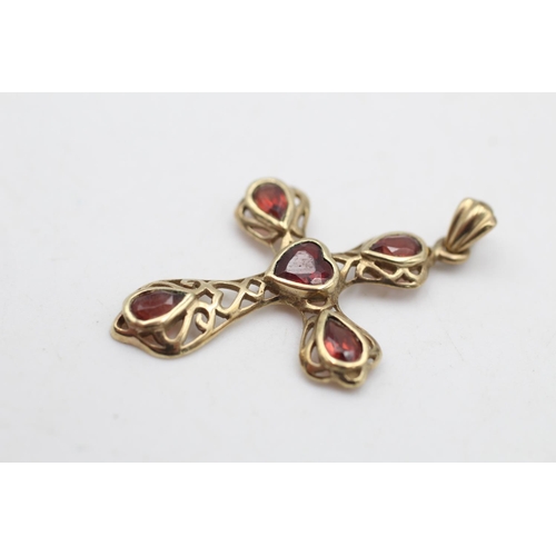 70 - A 9ct gold garnet openwork cross pendant - approx. gross weight 2.2 grams
