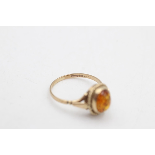 79 - A 9ct gold amber solitaire dress ring, size M½ - approx. gross weight 1.7 grams