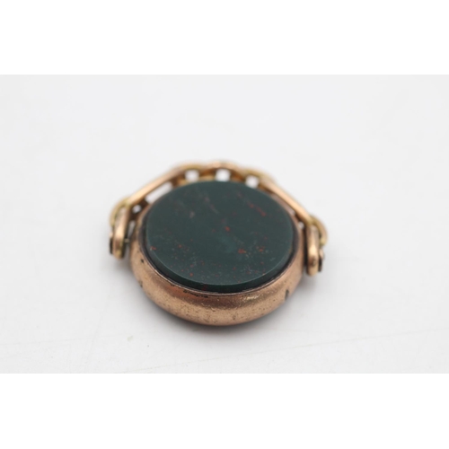85 - An antique 9ct gold bloodstone and carnelian swivel fob - approx. gross weight 11.4 grams