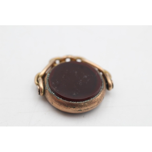 85 - An antique 9ct gold bloodstone and carnelian swivel fob - approx. gross weight 11.4 grams