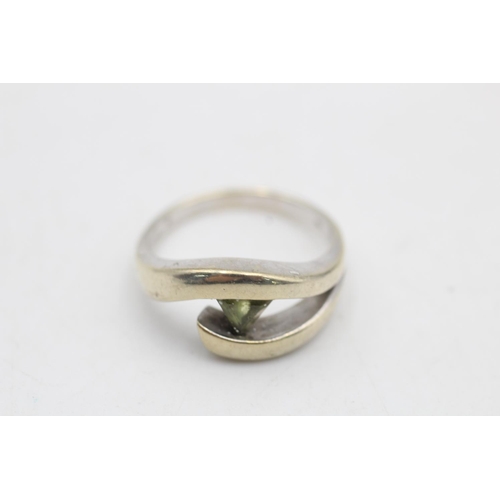 86 - A 9ct gold peridot solitaire eye design dress ring, size N½ - approx. gross weight 5.4 grams
