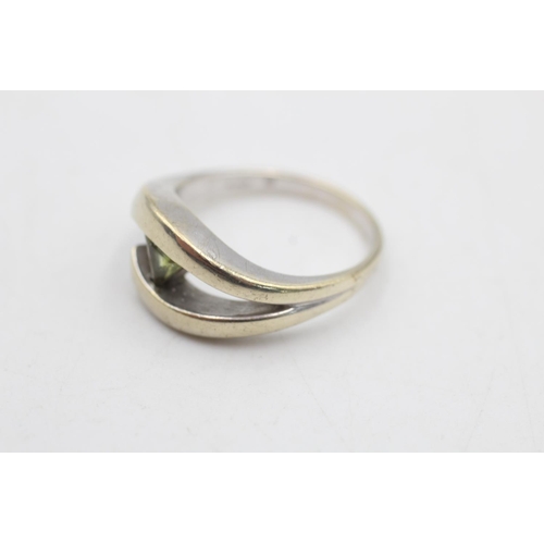86 - A 9ct gold peridot solitaire eye design dress ring, size N½ - approx. gross weight 5.4 grams