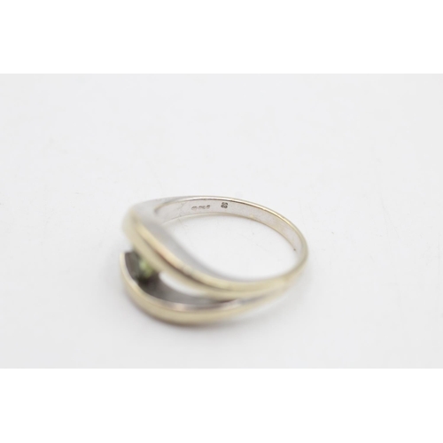 86 - A 9ct gold peridot solitaire eye design dress ring, size N½ - approx. gross weight 5.4 grams