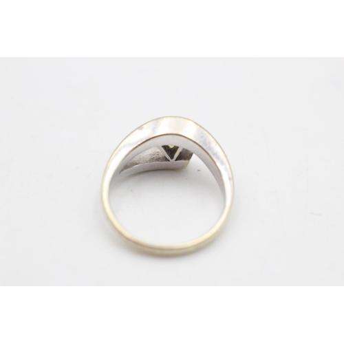 86 - A 9ct gold peridot solitaire eye design dress ring, size N½ - approx. gross weight 5.4 grams