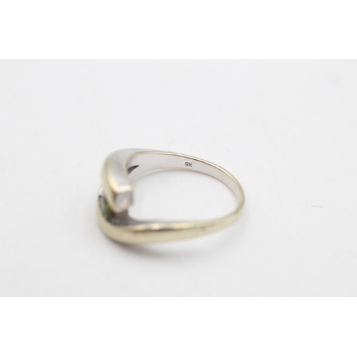 86 - A 9ct gold peridot solitaire eye design dress ring, size N½ - approx. gross weight 5.4 grams